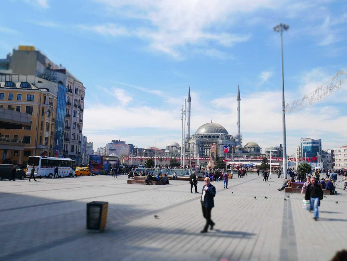 Plac Taksim z wejściem do metra
