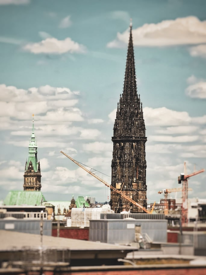 Widok na wieżę kościoła św. Mikołaja w Hamburgu