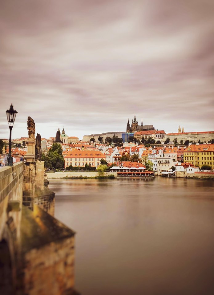 Pochmurny dzień w Pradze na moście Karola