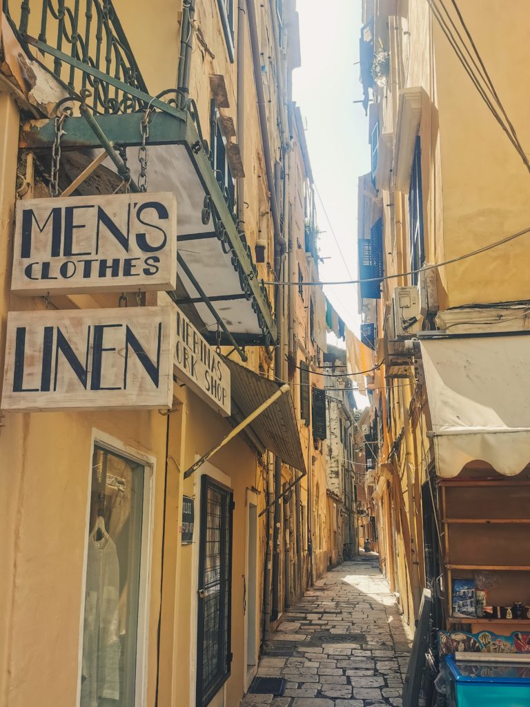 wąskie uliczki na Korfu