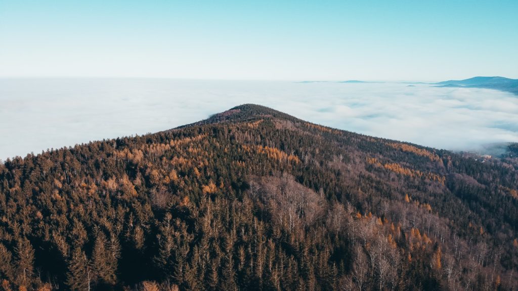 Widok z Wysokiego Kamienia w stronę Kotliny Jeleniogórskiej i Zakrętu Smierci