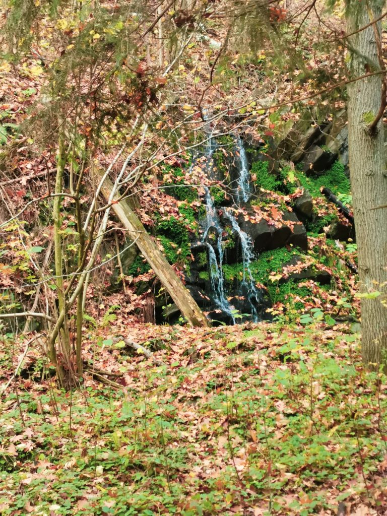Jeden z ukrytych wodospadów
