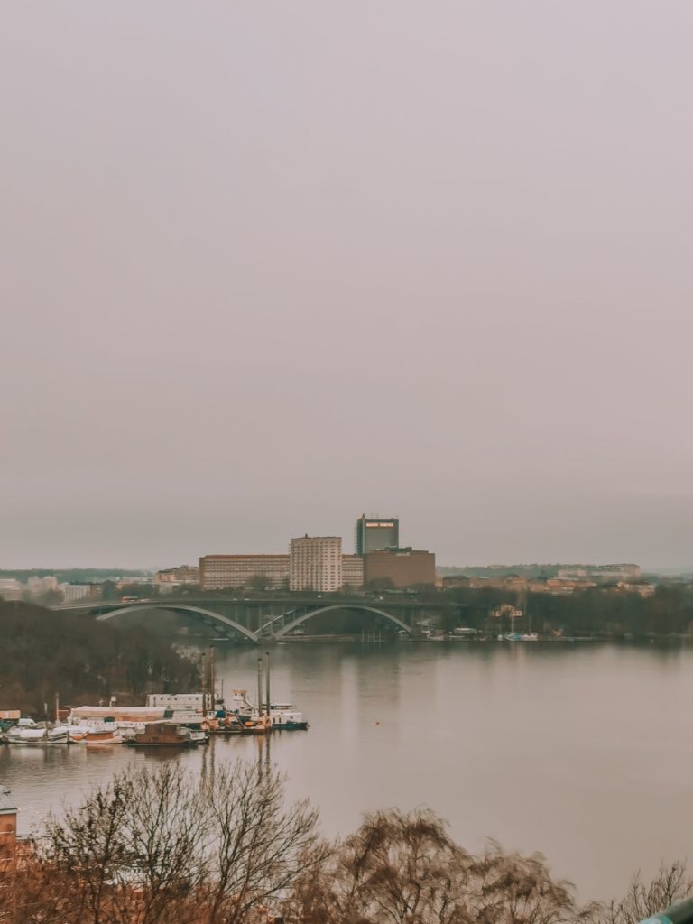 Widok na most w Sztokholmie ze Skinnarviksberget