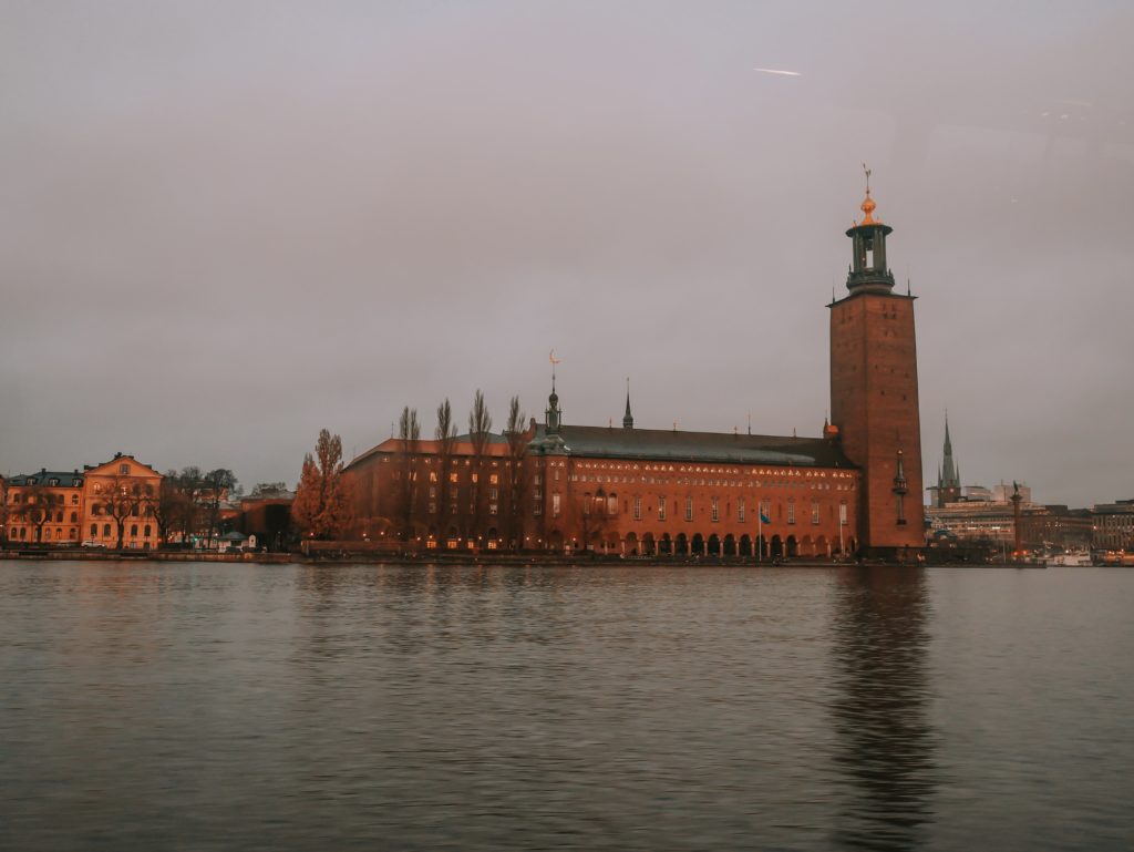 Ratusz z perspektywy wody w Sztokholmie