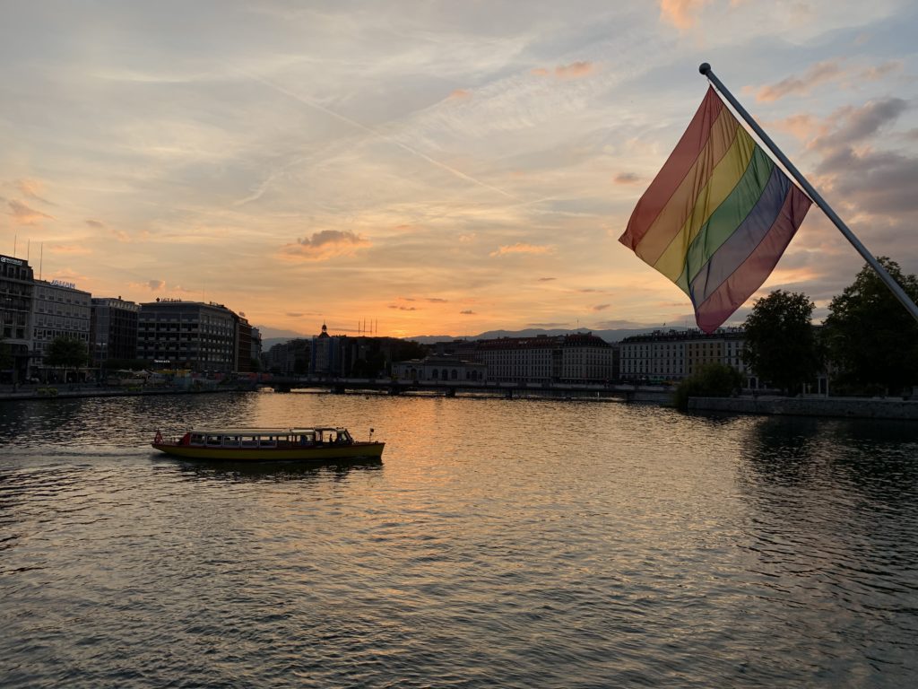 Jezioro Genewskie i flagi LGBT+ 
