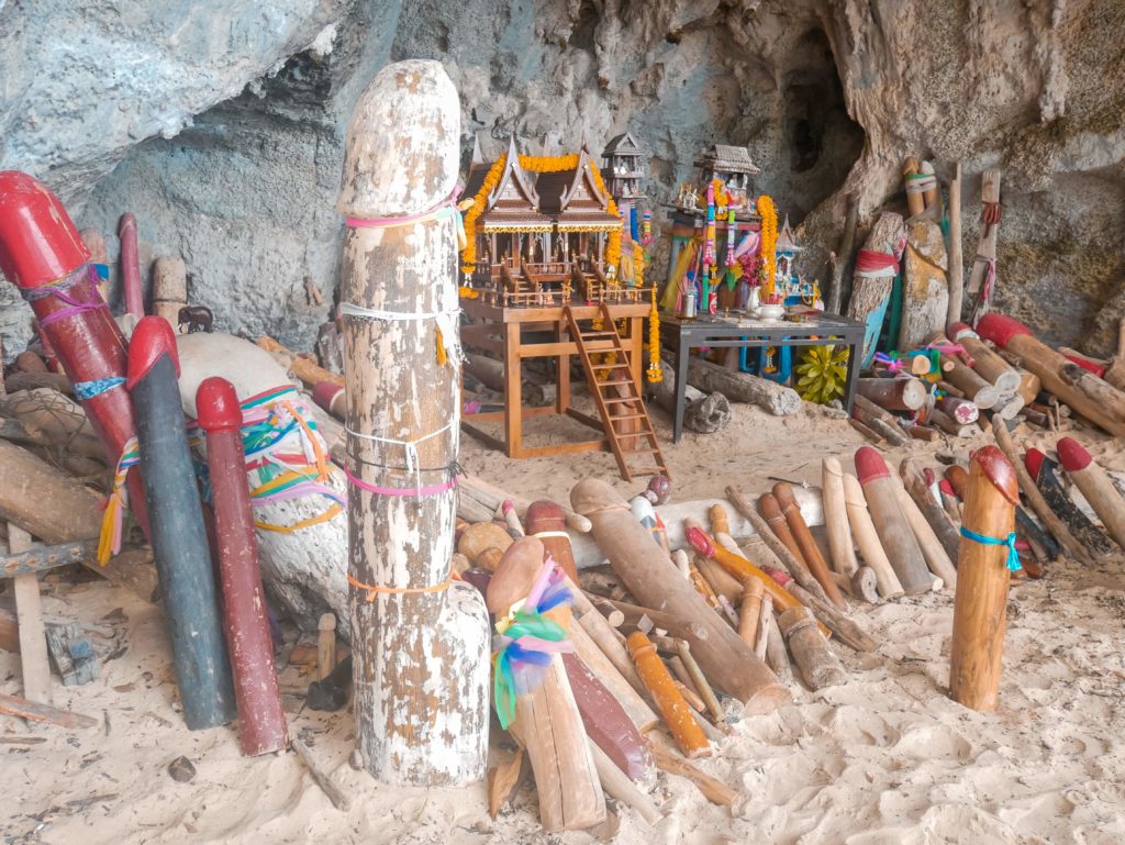 Jaskinia pełna rzeźb penisów w Railay Beach
