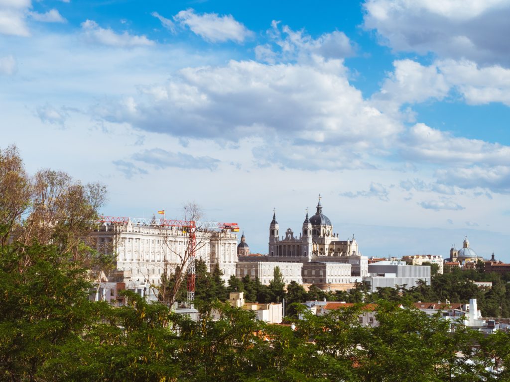 widok na pałac królewski i katedre la almudena z parku de oeste-min