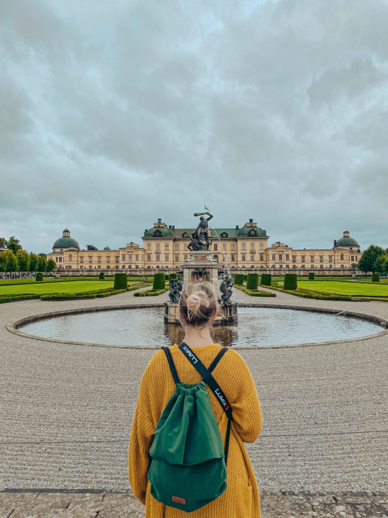 Widok z ogrodu barokowego na pałac Drottningholm