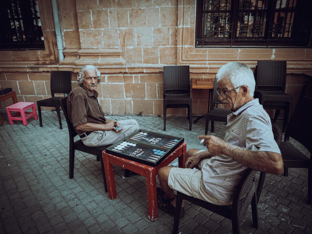 Starsi tureccy Cypryjczycy grający w Tryktraka