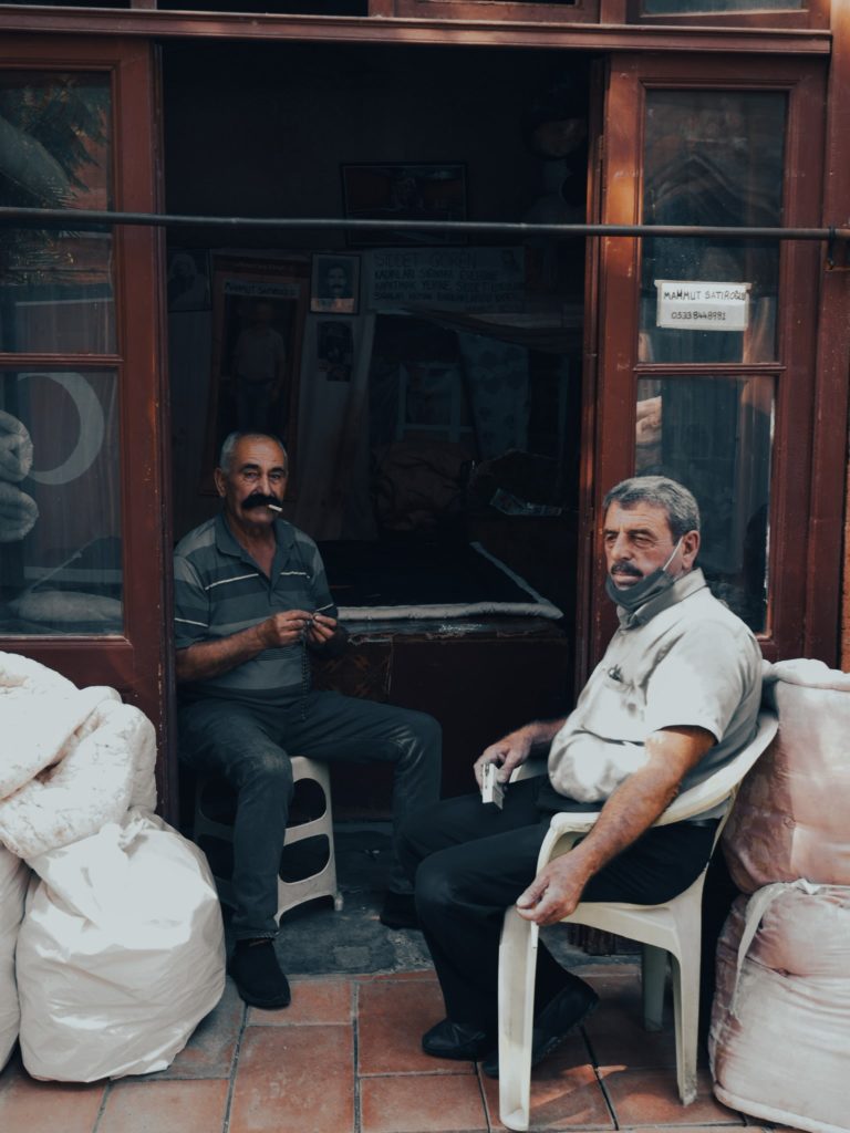 Tureccy Cypryjczycy przed sklepem
