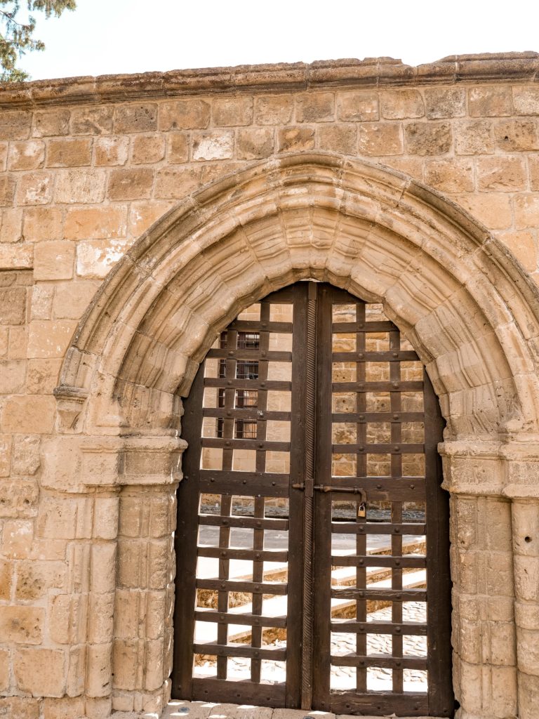 Kraty w bramie Pafos co zobaczyć w Nikozji