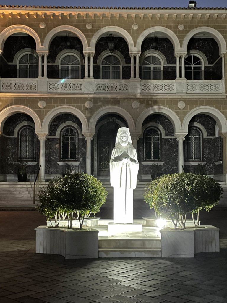 Pomnik Makariosa III przed Gimnazjum Pancypryjskim i Biblioteką Severiosa