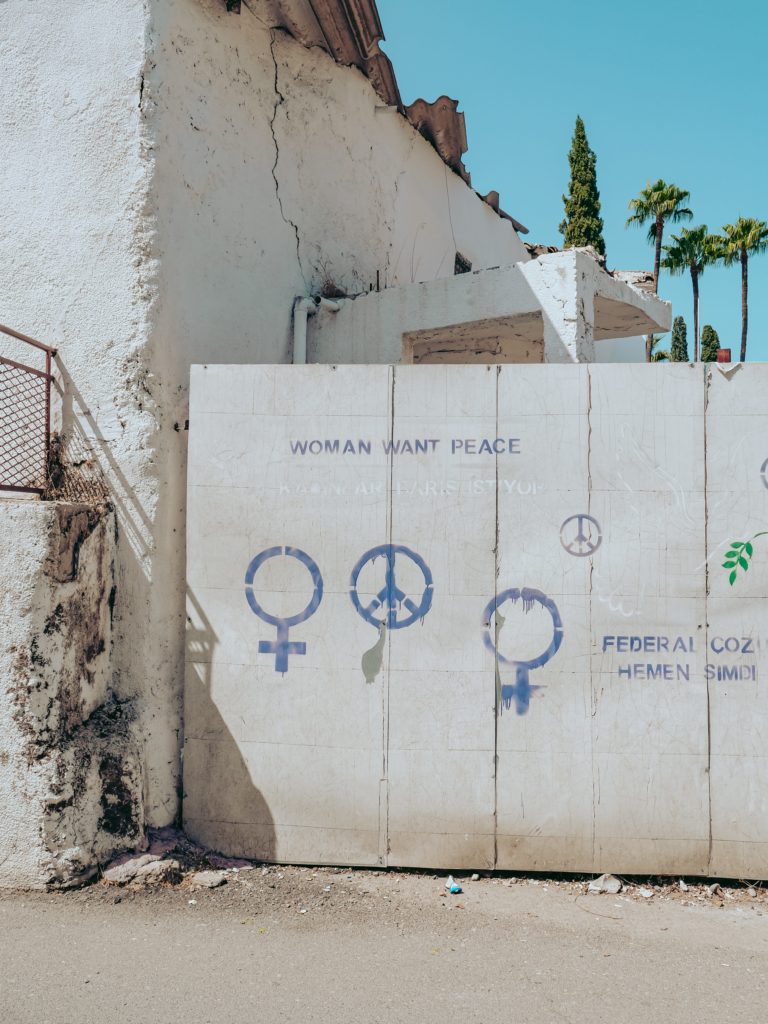 Damskie murale nawiązujące do pokoju w Cyprze