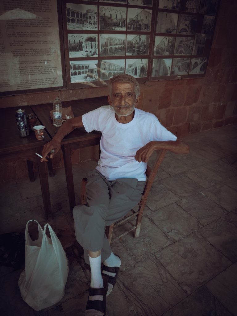 Starszy mężczyzna w Karwanseraju