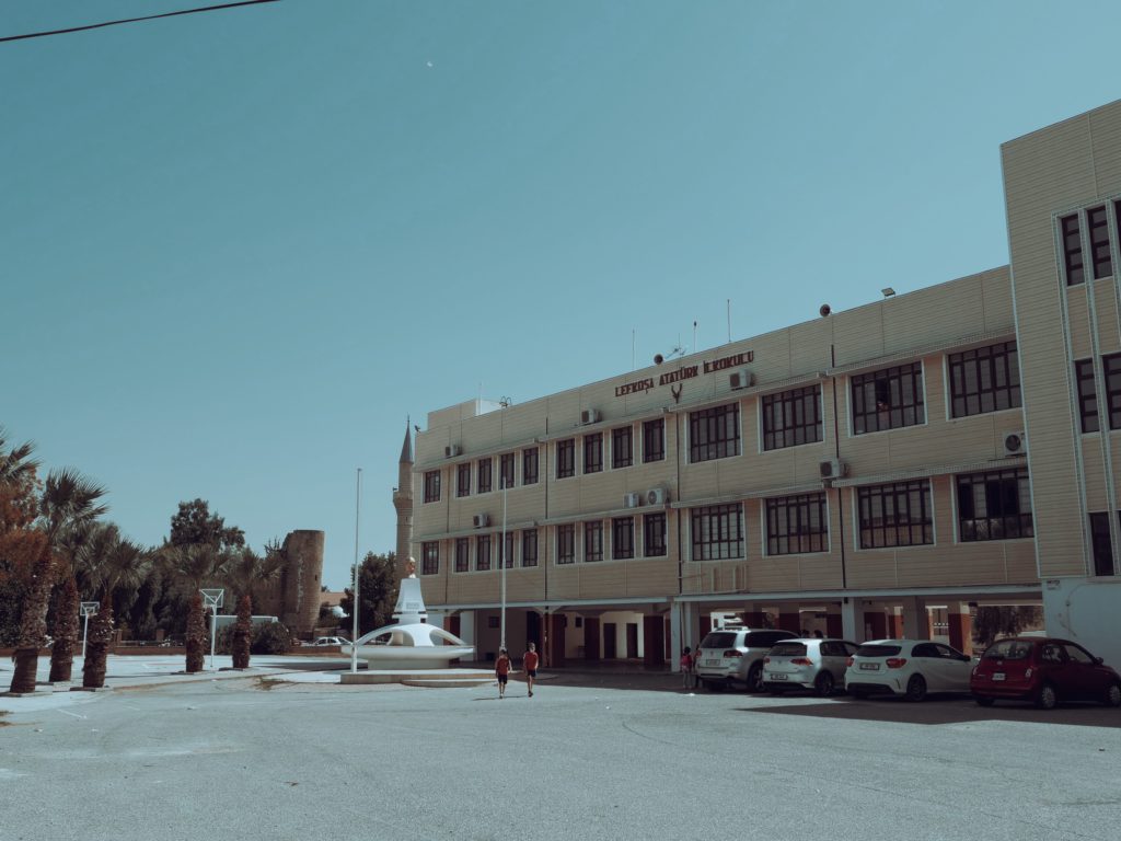 Szkoła w murach starego miasta Nikozji północnej